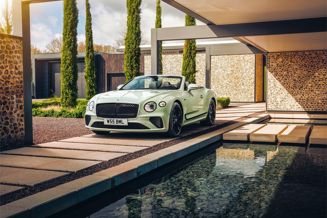 Welcome in the World of Luxury Cars